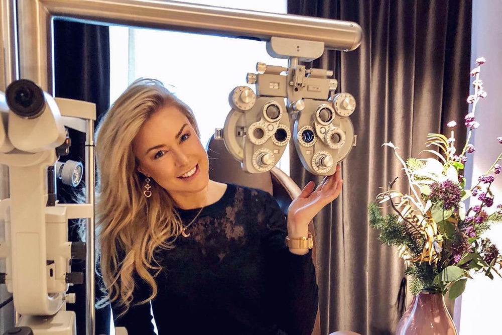 Nina Ensmann neben einem Untersuchungsgerät beim Augenarzt.