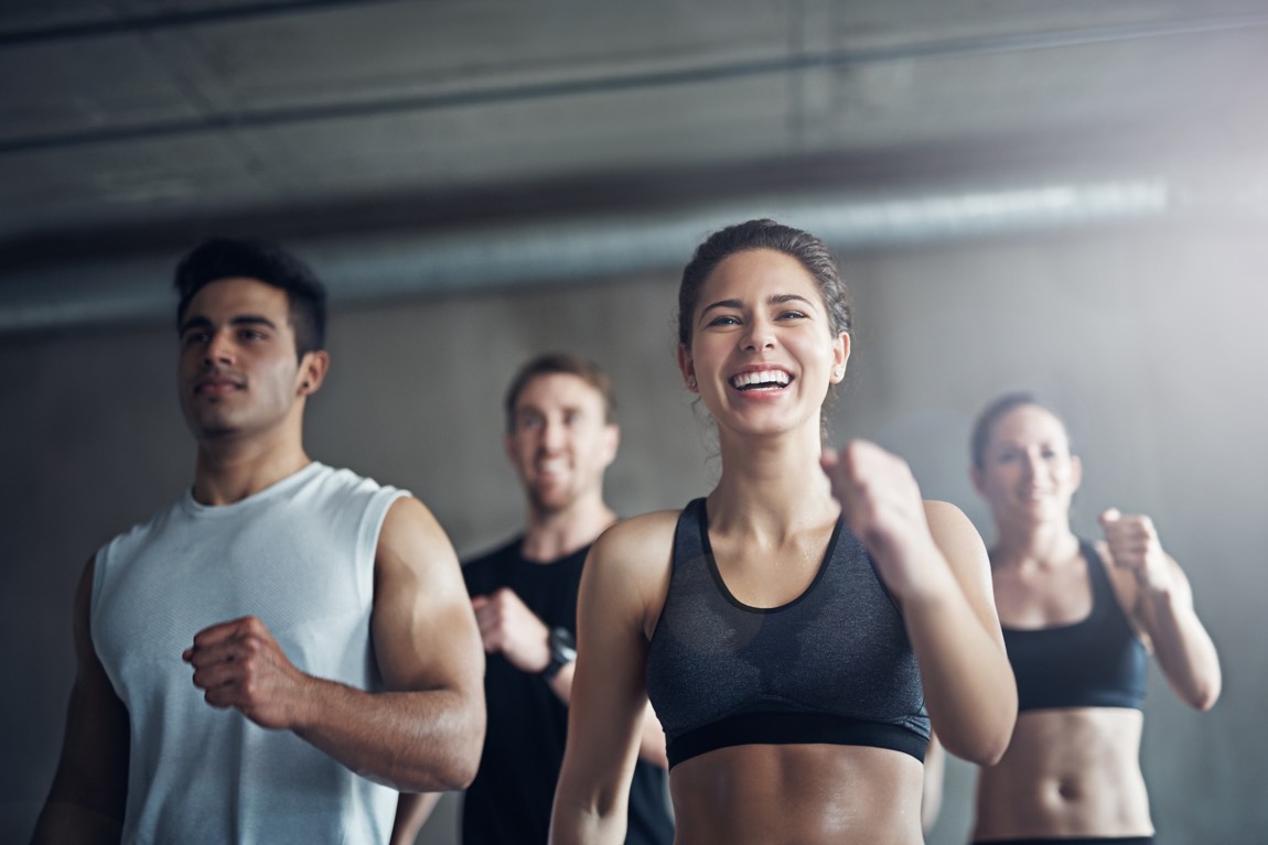 Sportgruppe beim Workout im Gym.