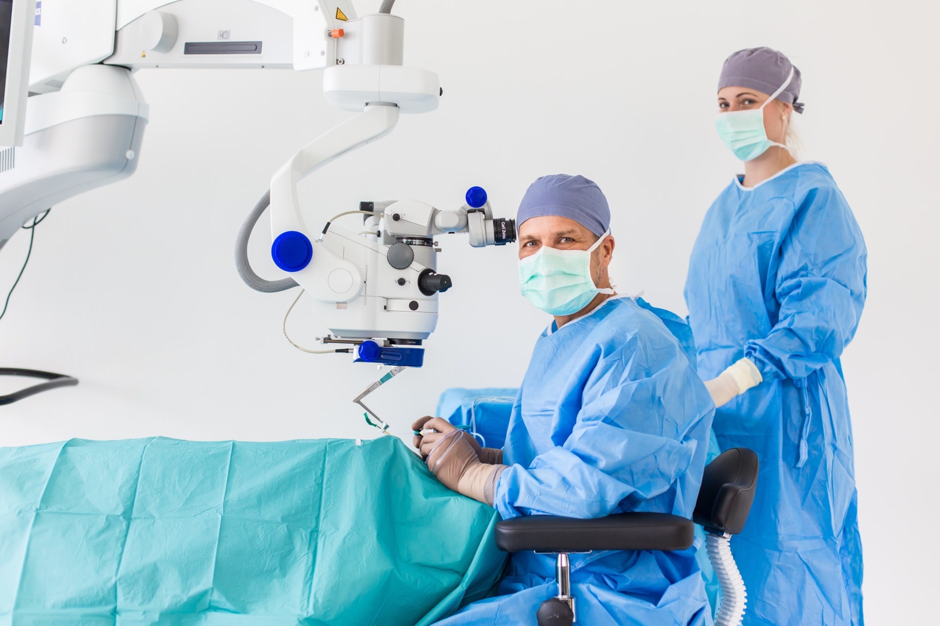 Dr. Klabe bei einer Augenoperation