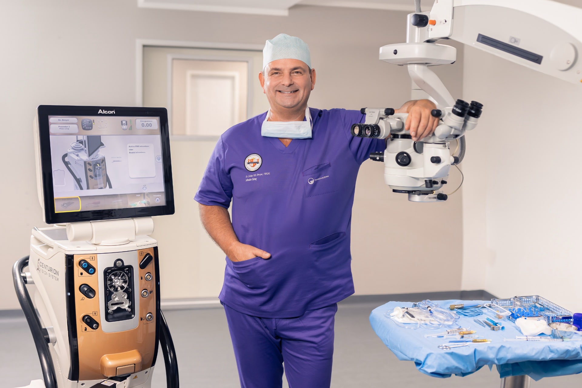 Dr. Breyer zwischen der Phacomaschine und dem OP-Mikroskop