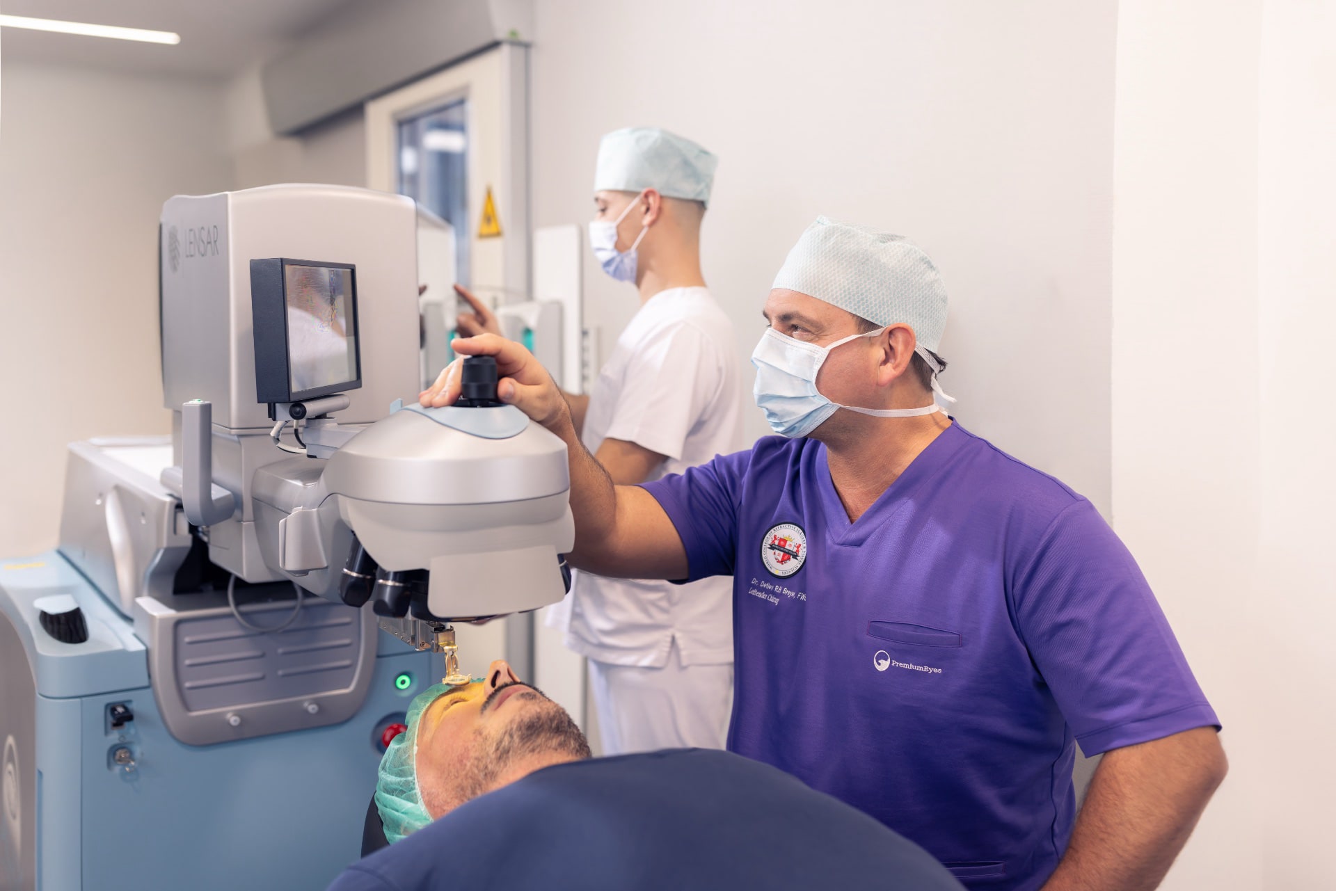 Dr. Breyer bei einer Operation mit dem Laser ALLY.