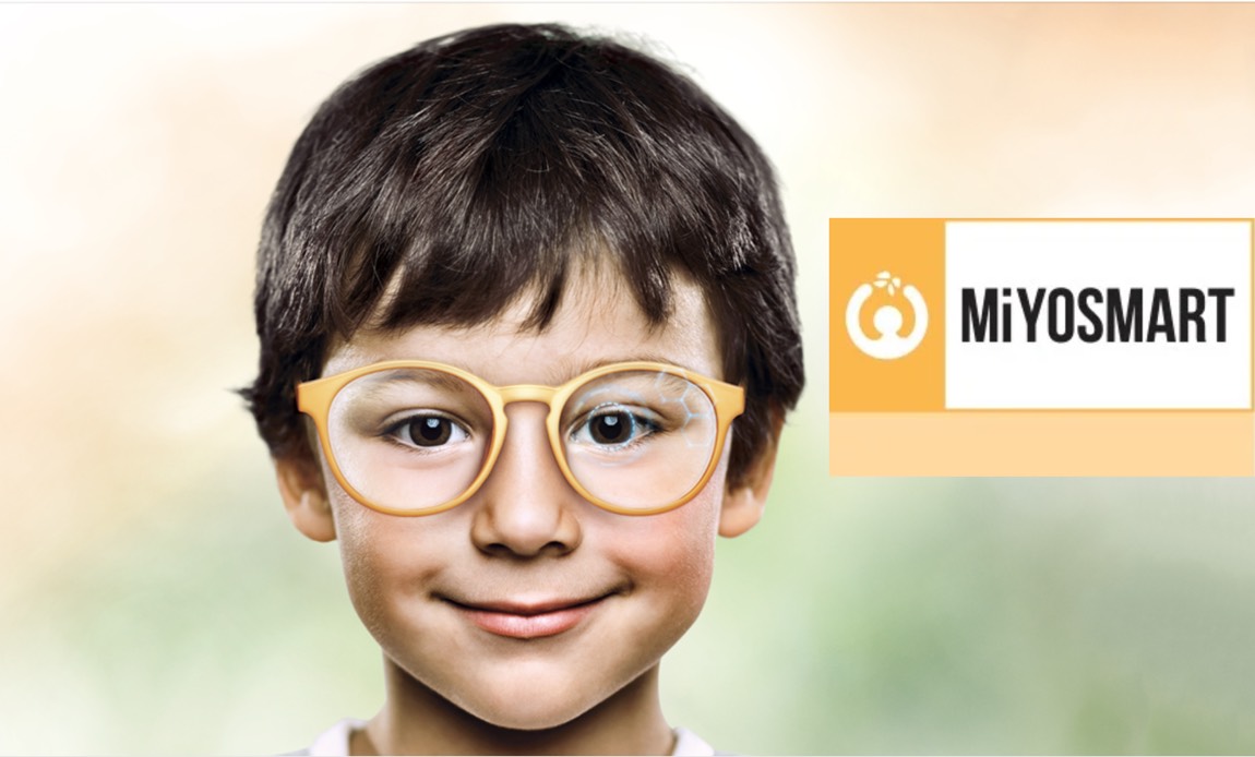 Junge mit Miyosmart-Brille