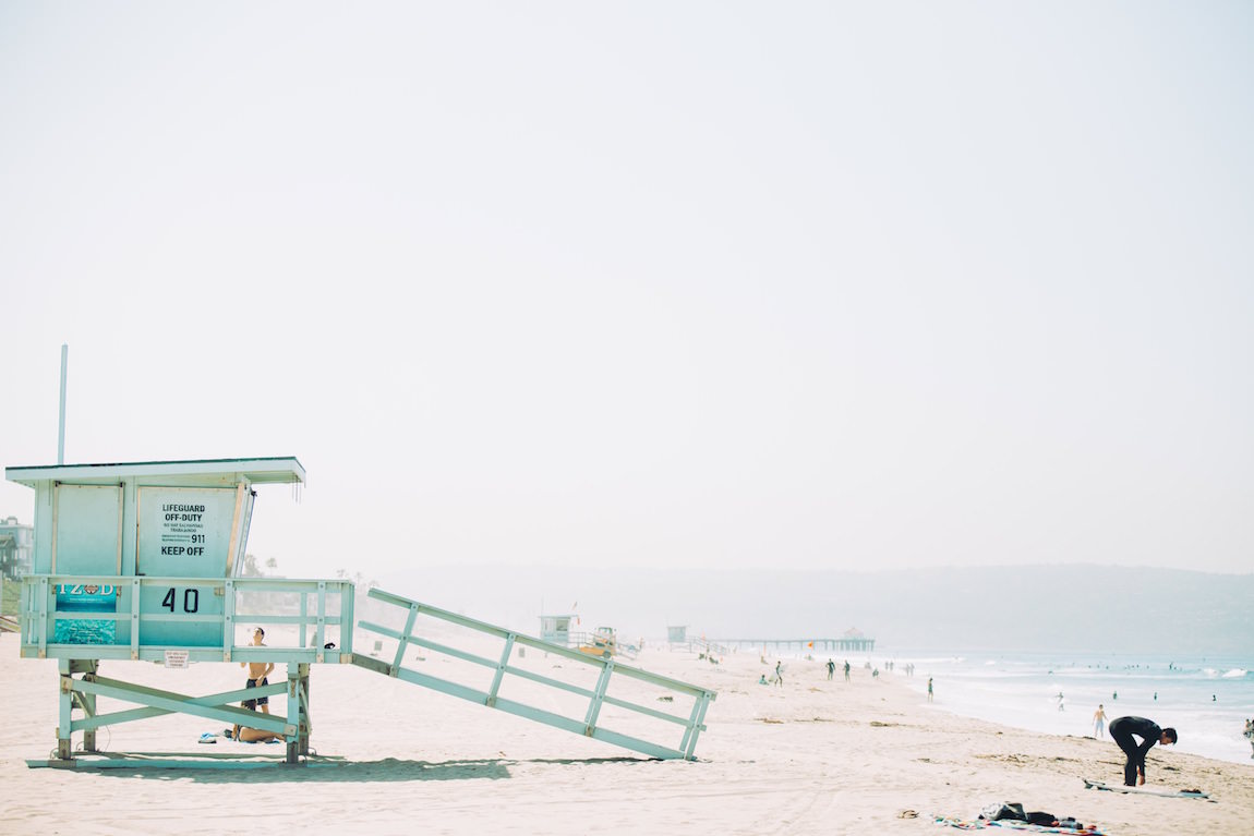 Bild von einem Strand mit amerikanischem Lifeguard Haus.