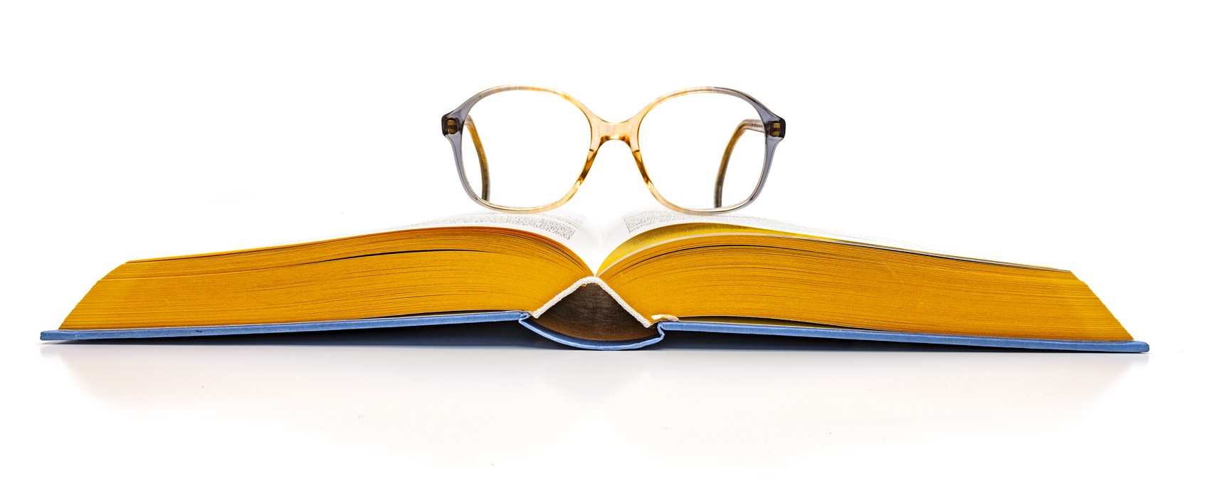 Lesebrille auf einem Buch.