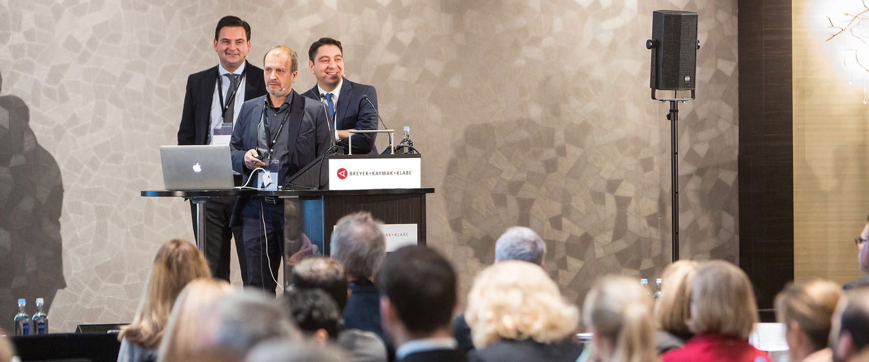 Dr. Breyer, Dr. Klabe und Dr. Kaymak am Rednerpult beim Innovationssymposium 2016