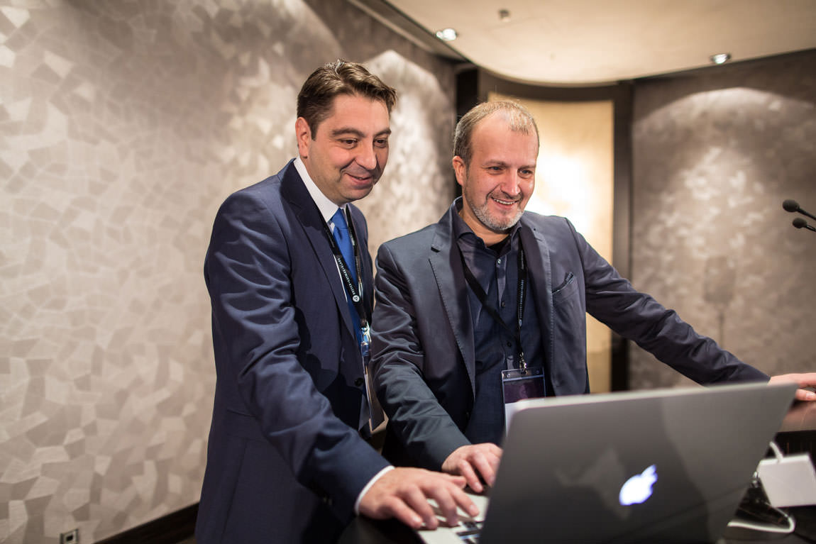 Dr. Kaymak und Dr. Klabe am MacBook