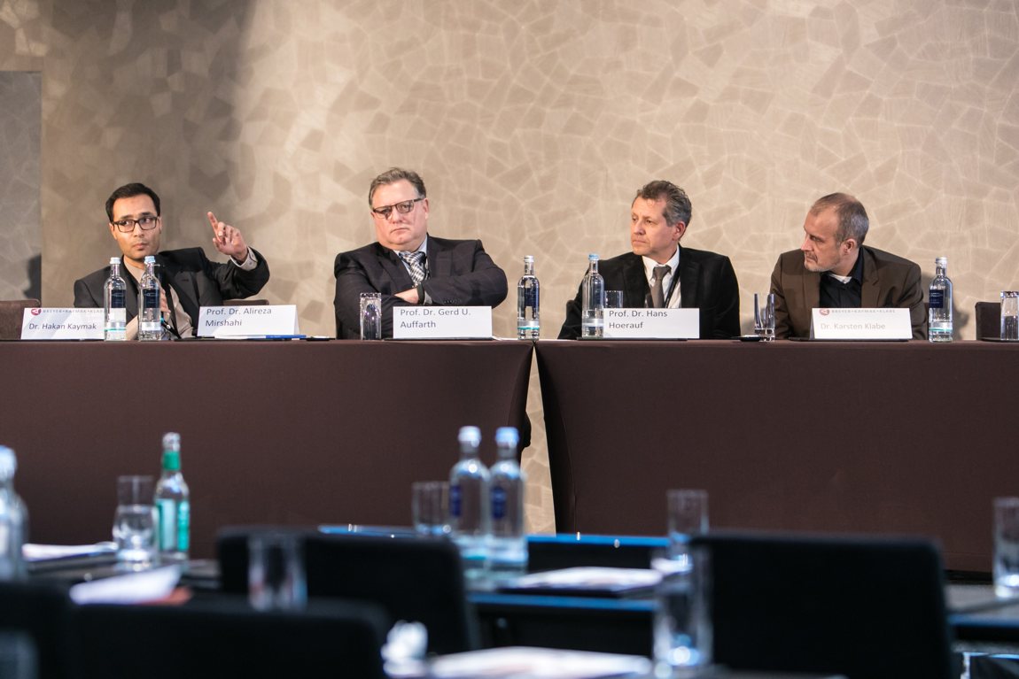 Prof. Mirshahi, Prof. Auffarth, Prof. Hoerauf und Dr. Klabe beim Consilium Therapeuticum.
