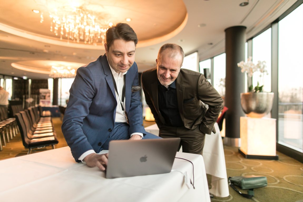 Dr. Kaymak und Dr. Klabe beim finalen Präsentations-Check...