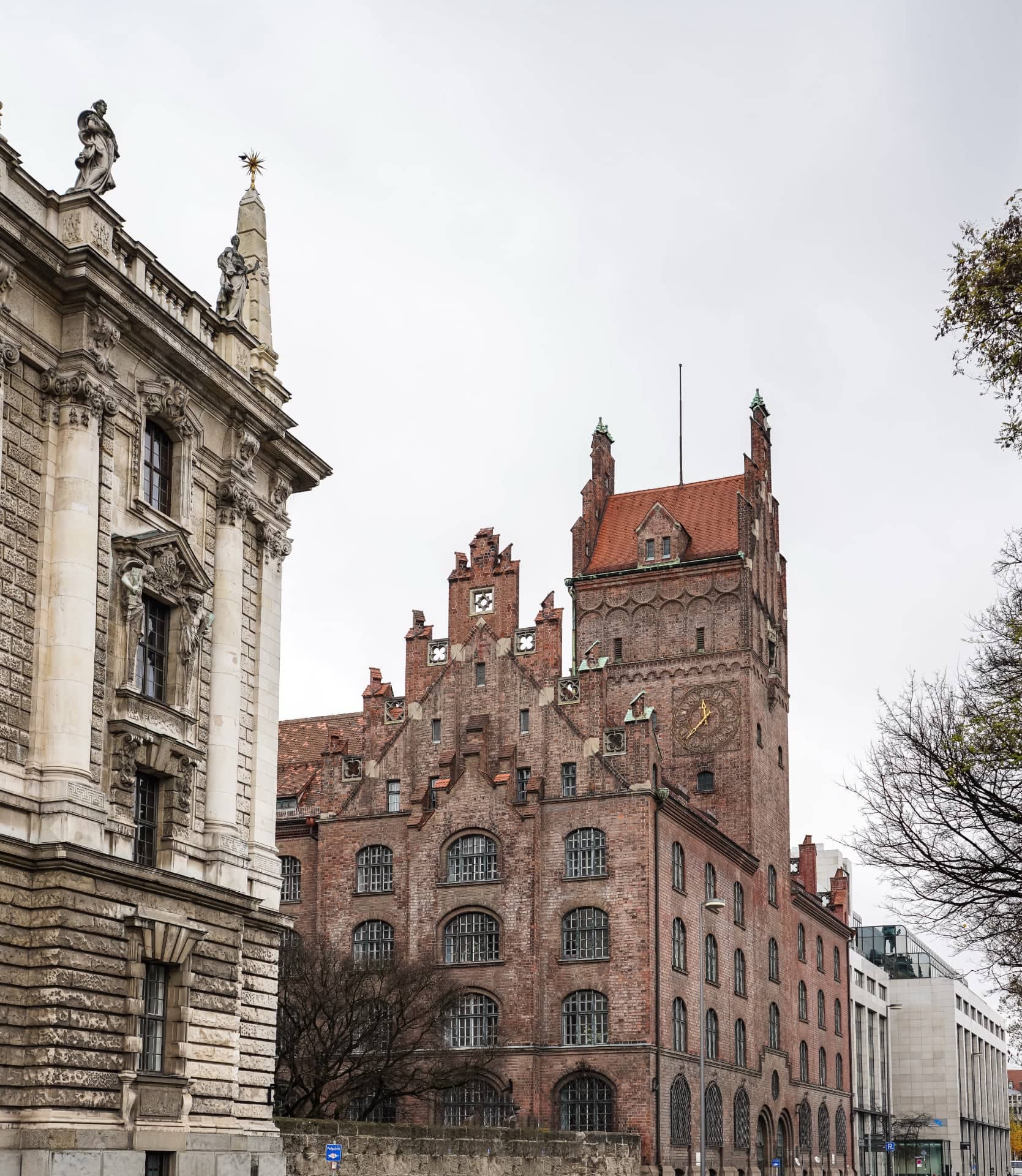 Blick auf das Gebäude des OLG München