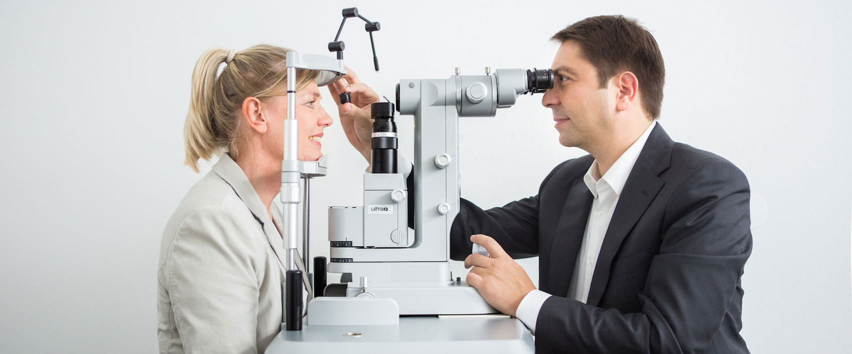 Professor Kaymak performing an eye laser treatment.