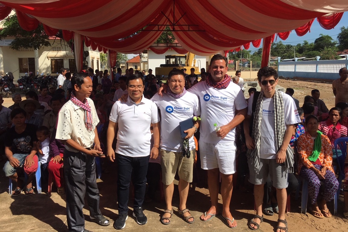 Dr. Breyer mit den Mitgliedern der Khmer Sight Foundation in Phnom Penh.