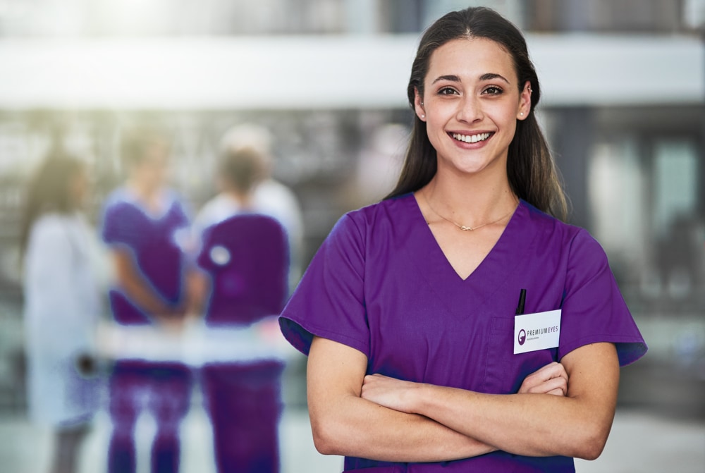 Mitarbeiterin in OP-Kleidung