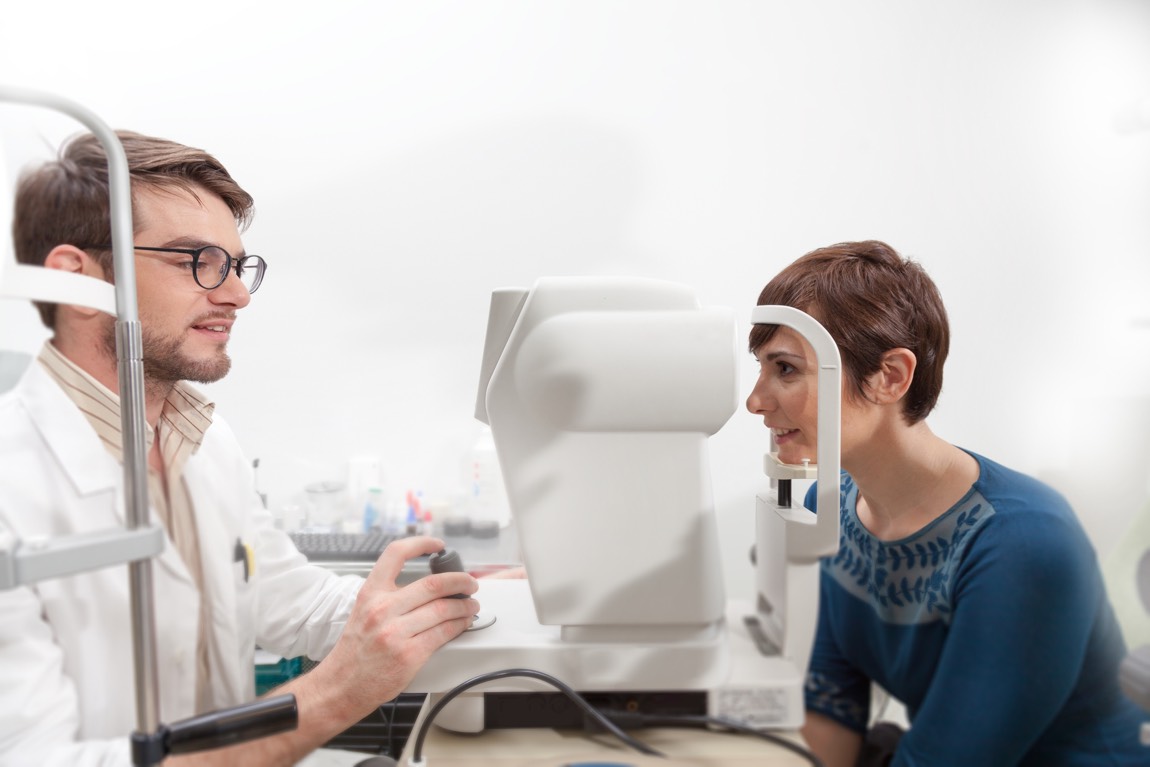 Optiker untersucht eine Patientin.