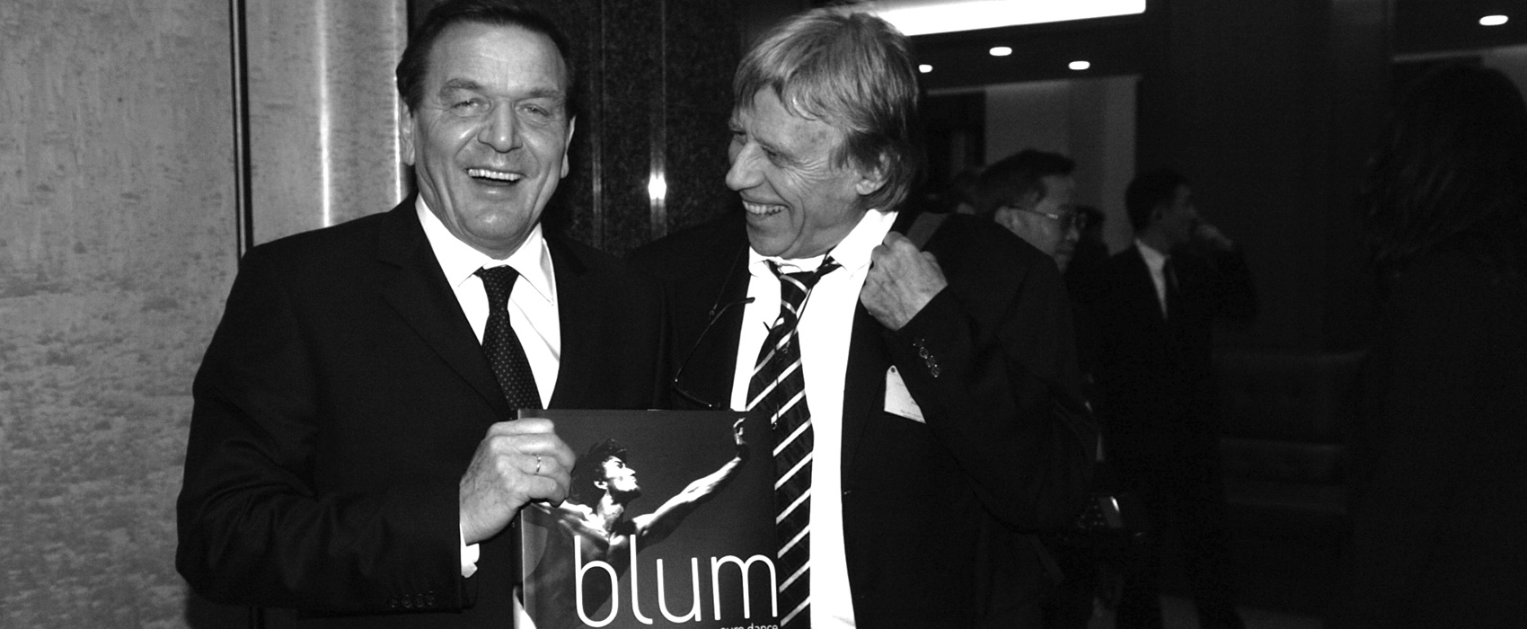 Alt-Bundeskanzler Helmut Schröder mit Dieter Blum bei der Präsentation seines Buches „Pure Dance“.