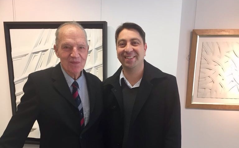 Lothar Guderian mit Dr. Hakan Kaymak in einer Ausstellung der Werke Guderians in Düsseldorf.