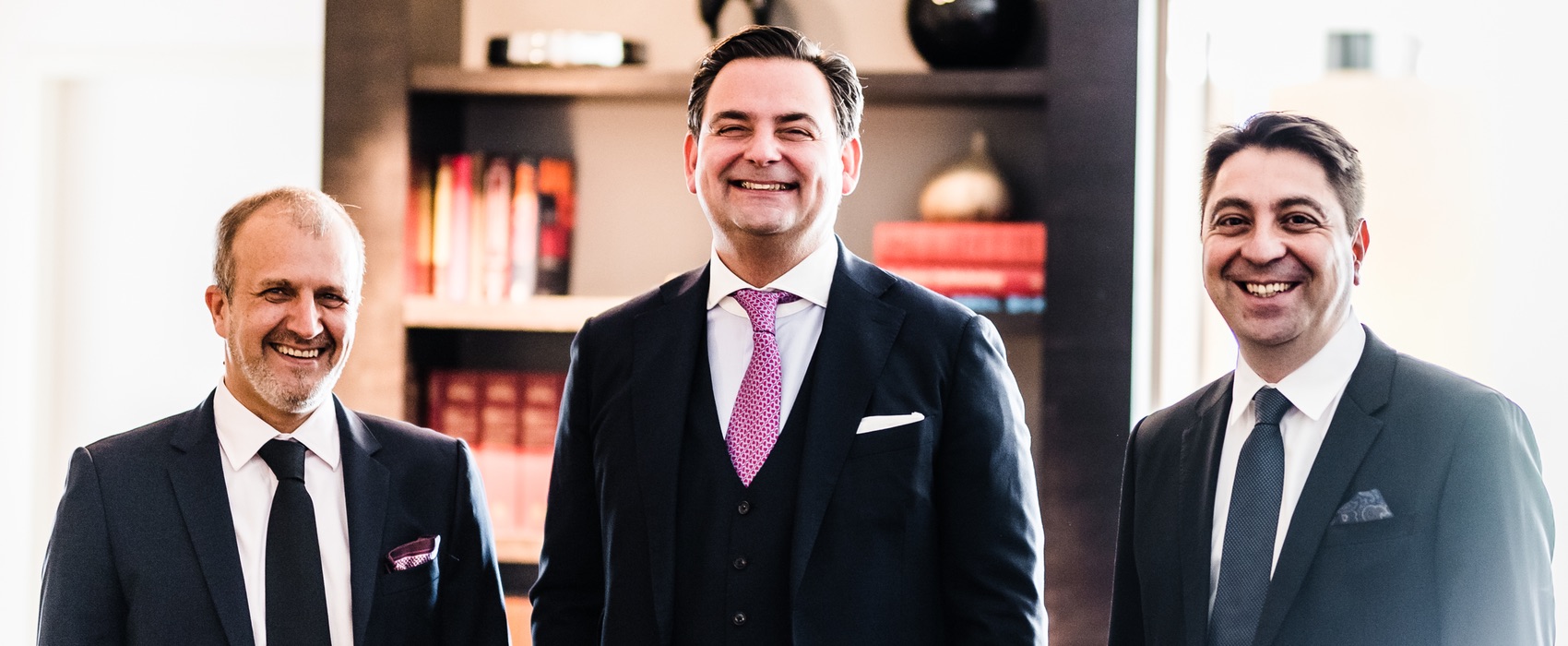 Les chirurgiens ophtalmologues en chef : Dr. Karsten Klabe, Dr. Detlev Breyer, Dr. Hakan Kaymak.