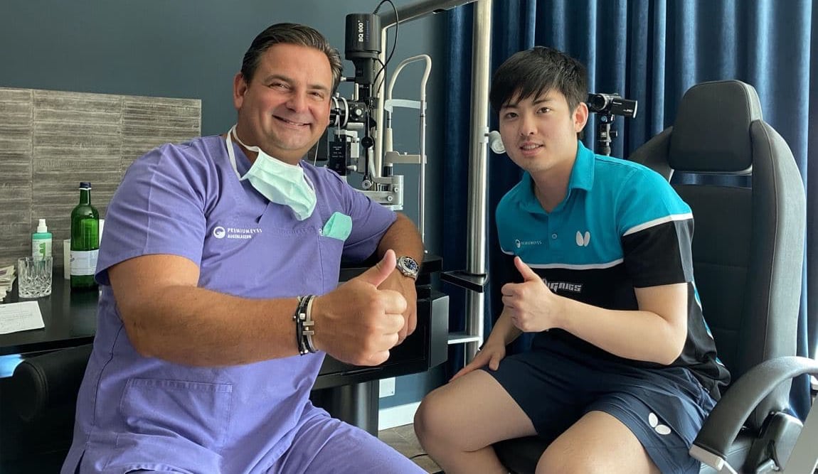 Foto von Liang Qiu nach seiner Augen-OP mit Dr. Breyer.