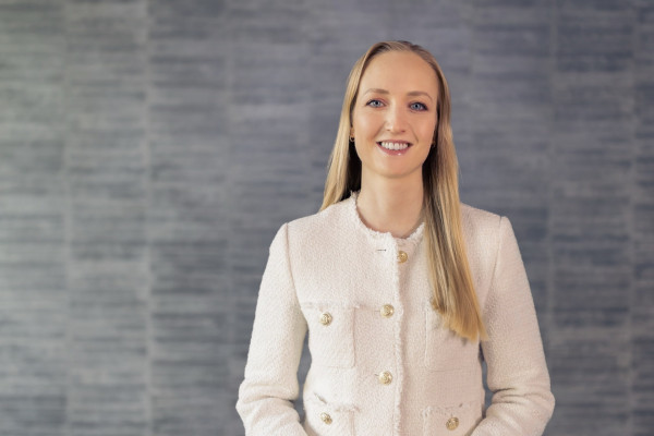 Portrait von Dr. Kristin L. Artz, FEBO