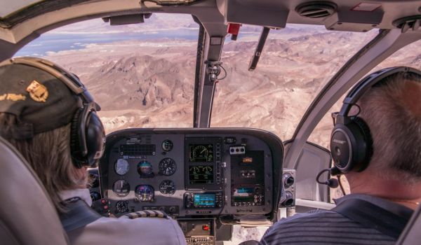 Berufspiloten im Cockpit.