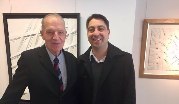 Der Künstler Lothar Guderian vertraut Dr. Hakan Kaymak