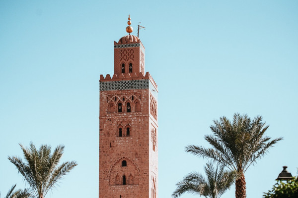 Blick auf einen Turm der größten Moschee von Marrakech.