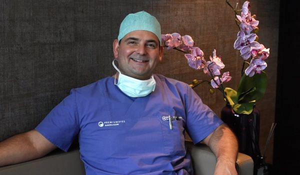 Dr. Breyer lasert sich die Lesebrille weg