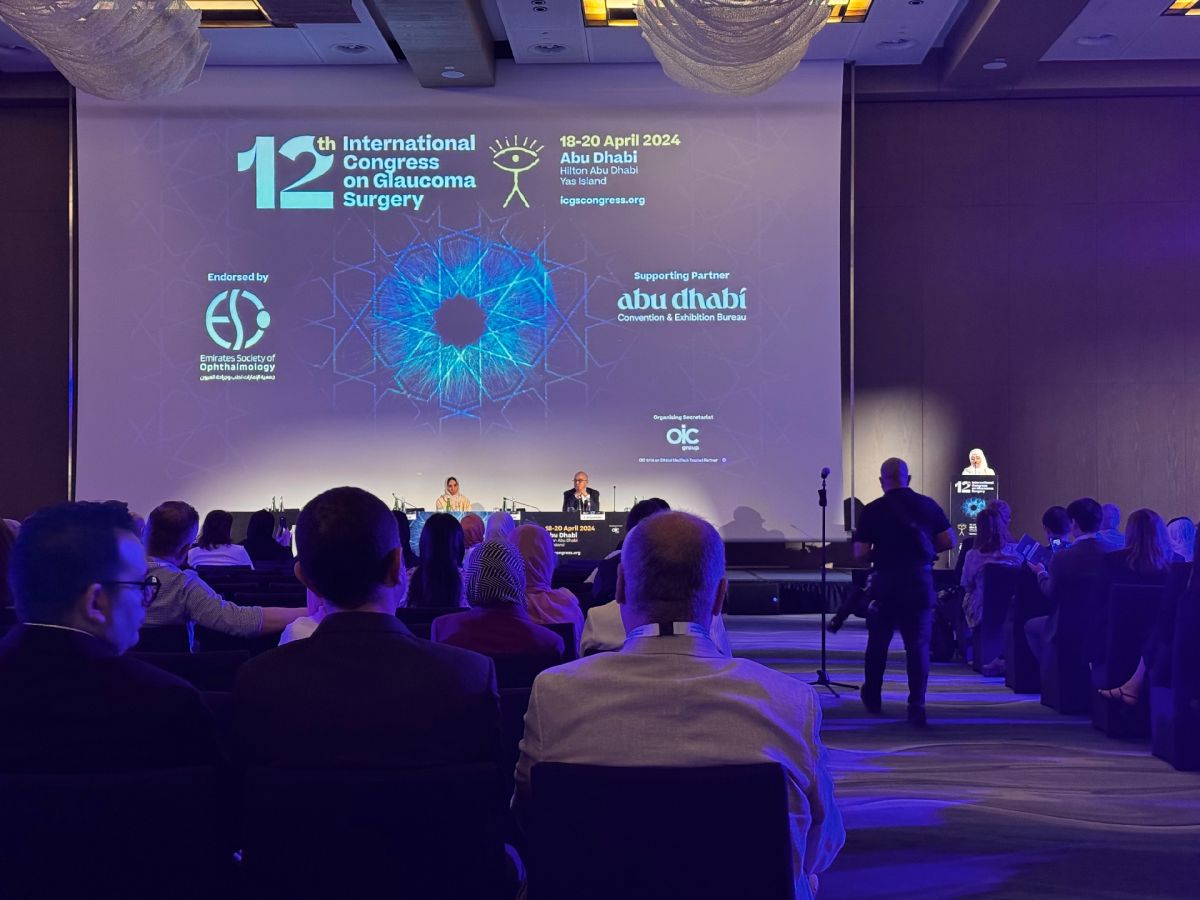 Dr. Klabe trägt beim 12. ICGS in Abu Dhabi über Glaukomchirurgie vor.