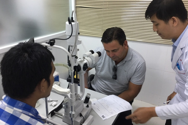 Dr. Breyer hilft bei der Diagnose eines seltenen Krankheitsbildes eines Patienten in Phnom Penh.