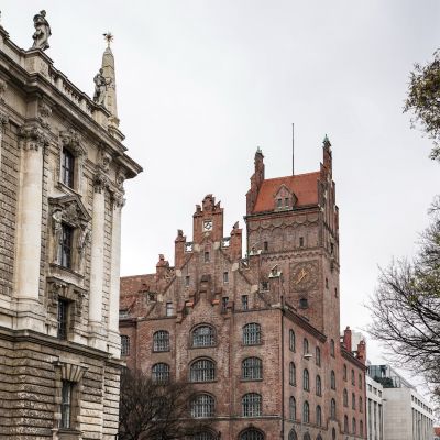 Blick auf das Gebäude des OLG München.