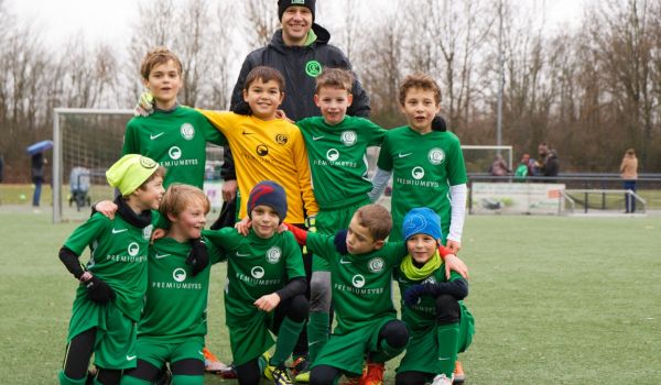 Premium Eyes sponsert Fußballjunioren in Düsseldorf-Lohhausen