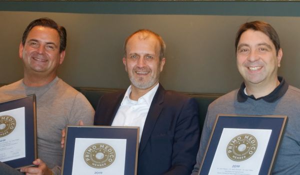 Dr. Breyer, Dr. Klabe und Dr. Kaymak bei der Siegelübergabe.