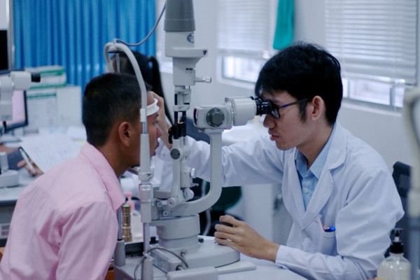 Ein Augenarzt in Kambodscha untersucht einen Patienten.