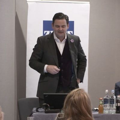 Dr. Breyer beim Vortrag in Köln