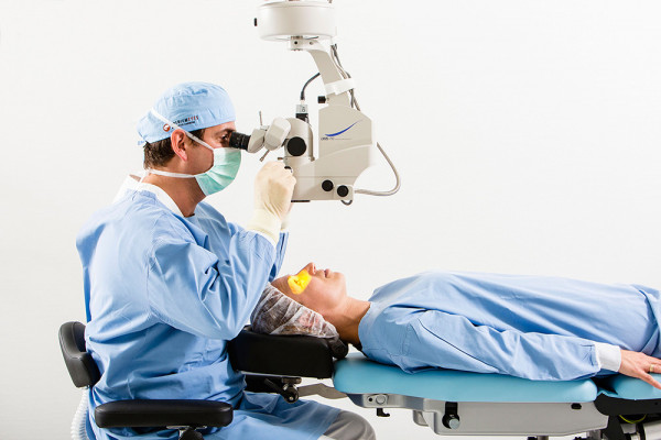 Hier zeigt Dr. Breyer, wie er bei einer Augenoperation durch das OP-Mikroskop schaut.
