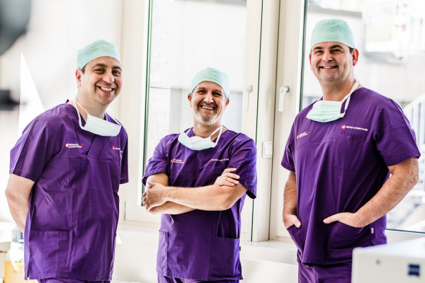 Dr. Kaymak, Dr. Klabe und Dr. Breyer in OP-Kleidung im Operationssaal.